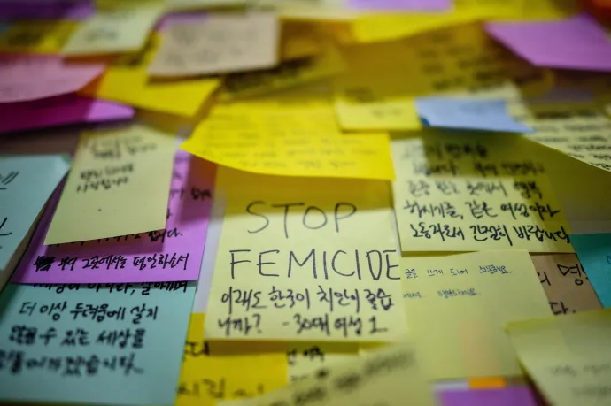 Nők meggyilkolása ellen felszólító üzenet a sok között a metró mosdójának falán – Fotó: Anthony Wallace / AFP