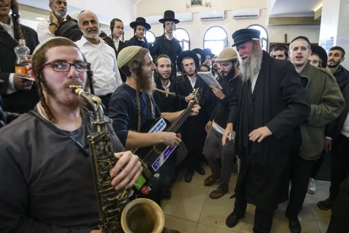 Nachmann rabbi sírja mellett ünnepelnek a zarándokok – Fotó: Maxym Marusenko /NurPhoto/AFP