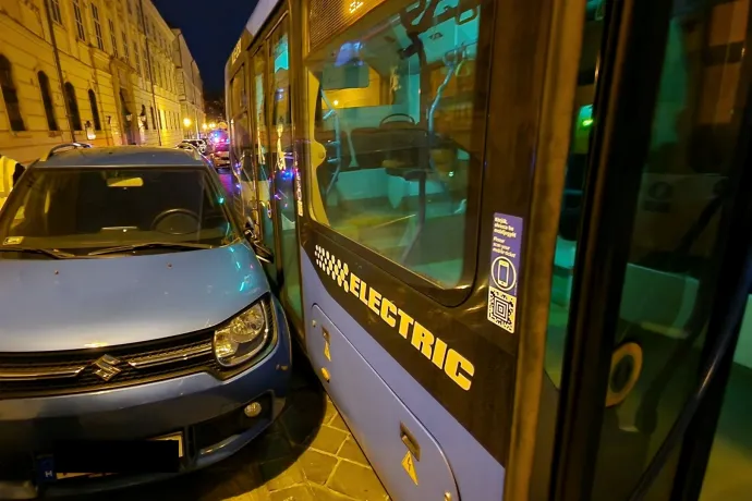 Szétesett a kormány, belehajtott a BKV busza két parkoló autóba