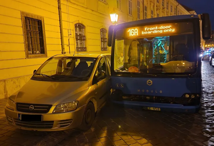 A balesetező busz és az egyik autó – Fotó: Gombkötő Krisztián / baleset-info.hu