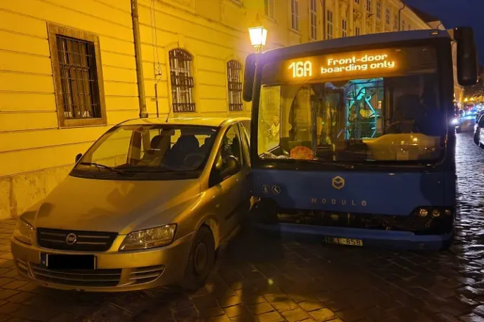 Szétesett a kormány, belehajtott a BKV busza két parkoló autóba