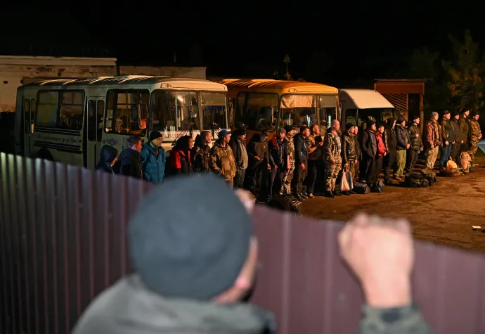 Besorozott tartalékosok sorakoznak egy toborzóiroda előtt a szibériai Tara városában szeptember 26-án hajnalban – Fotó: Alexey Malgavko / Reuters