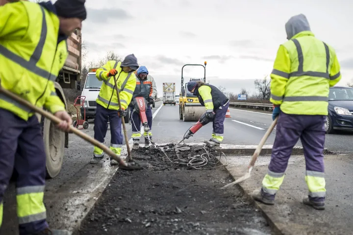 Kátyúzási munkálatokat végeznek az M1-es autópályán, Tatabánya közelében 2018. január 10-én – Fotó: Bodnár Boglárka / MTI