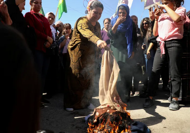 Fejkendőket égetnek nők egy tüntetésen az északkelet-szíriai, kurdok által ellenőrzött Kamisliben – Fotó: Orhan Qereman / Reuters