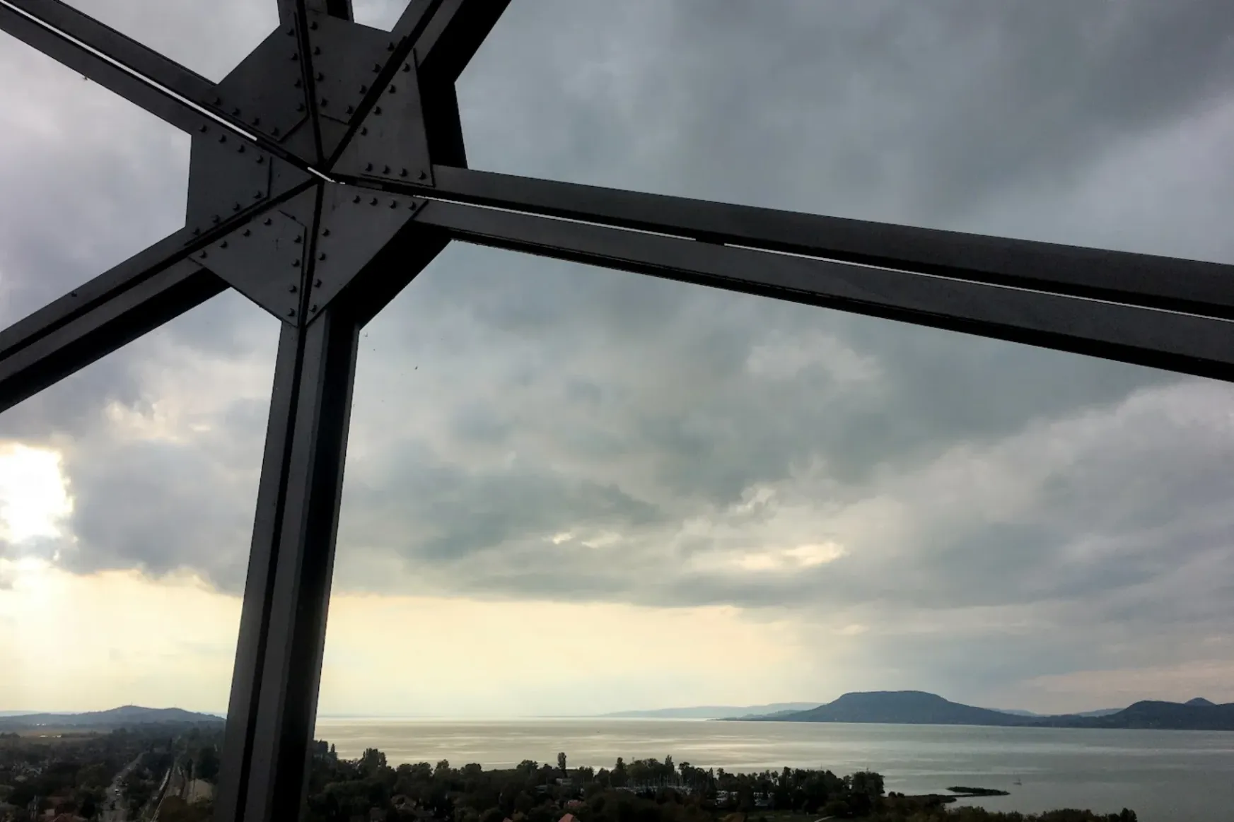 Kaptárba zárt panoráma: a boglári Atomium
