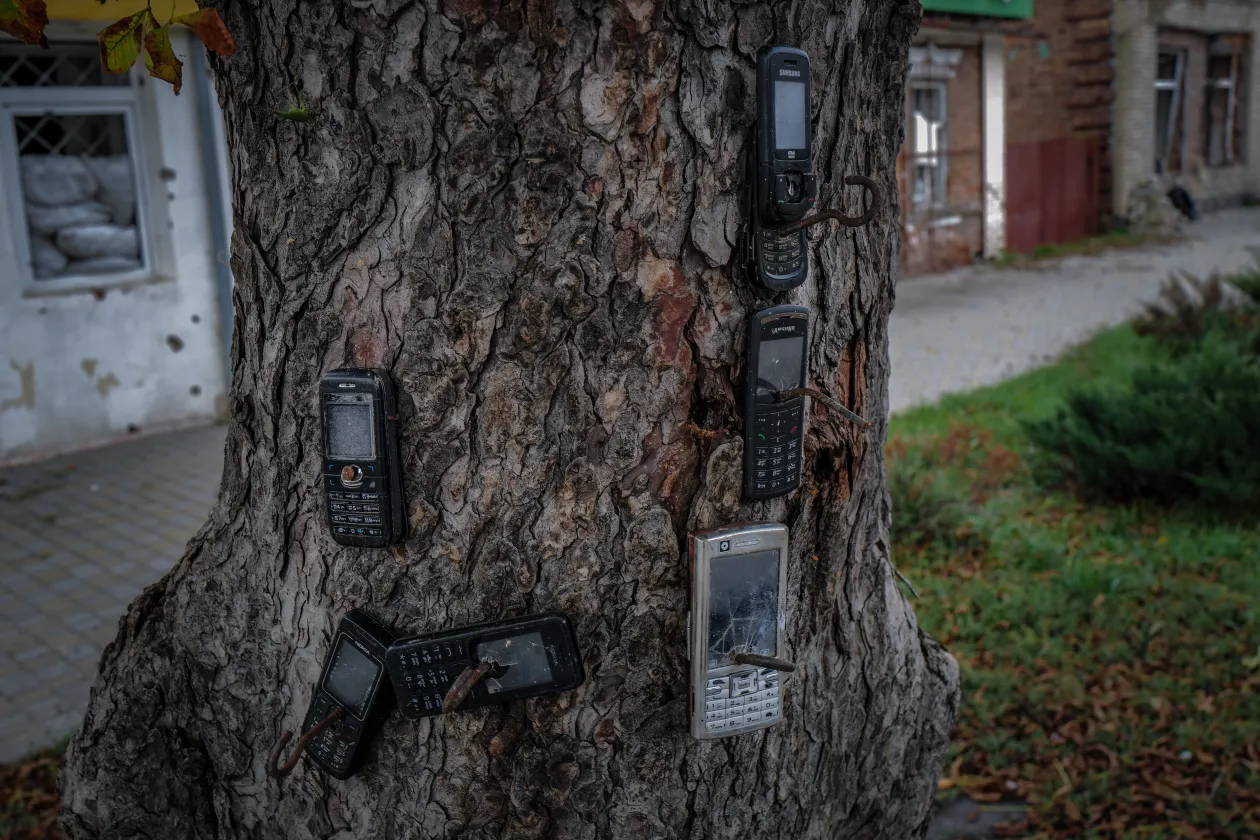 Az ukrajnai mobiltelefonok használata tilos volt az orosz megszállás alatt, figyelmeztetésképp többet is megsemmisítettek. A megszállás alatt börtönné alakított zöldségespince lejárata – Fotó: Huszti István / Telex