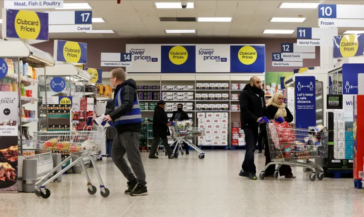 Vásárlók egy londoni szupermarketben – Fotó: Paul Childs / Reuters