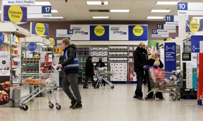 Vásárlók egy londoni szupermarketben – Fotó: Paul Childs / Reuters