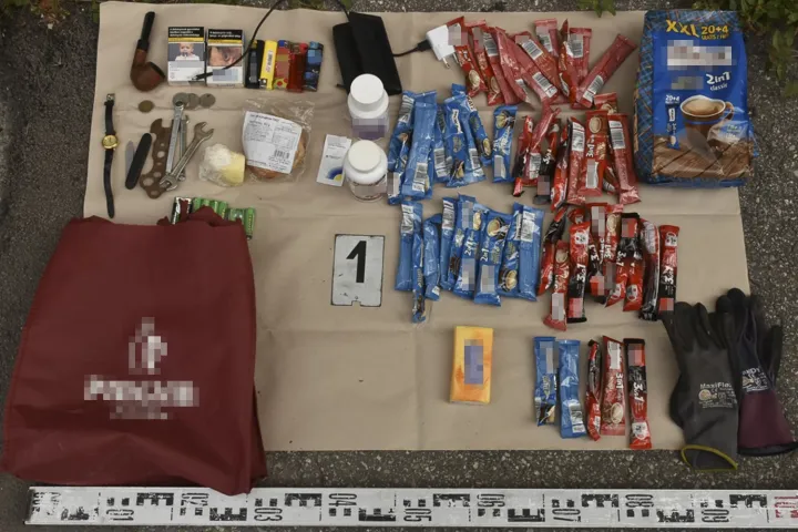 A tolvaj táskájának tartalma – Forrás: Police.hu