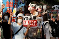 Japánban kedden temetik Abe Sinzó volt miniszterelnököt, több ezres tömeg tiltakozik az állami szertartás ellen