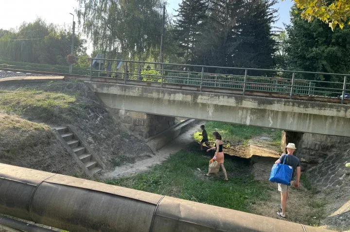 People crossing the dry bed of the Burnót stream under the main road and the railway embankment on their way to the beach – Photo: János Ostyáni / Telex