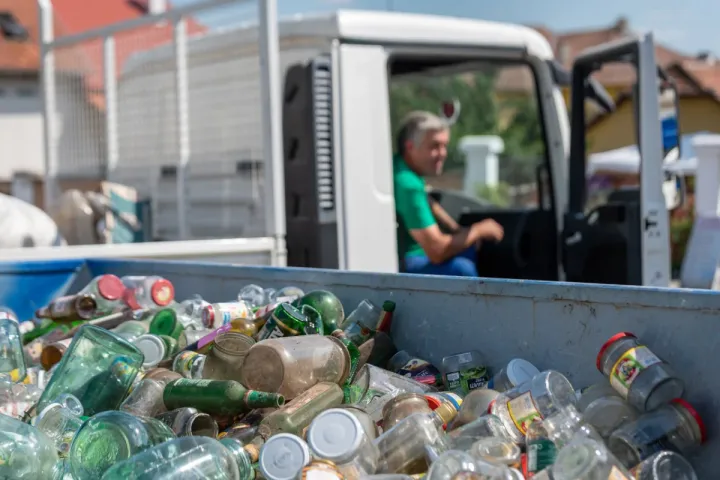 Bejött a szelektív hulladékgyűjtő akció Sepsiszentgyörgyön, ezúttal 62 ezer kg üveget cseréltek sörre és vízre