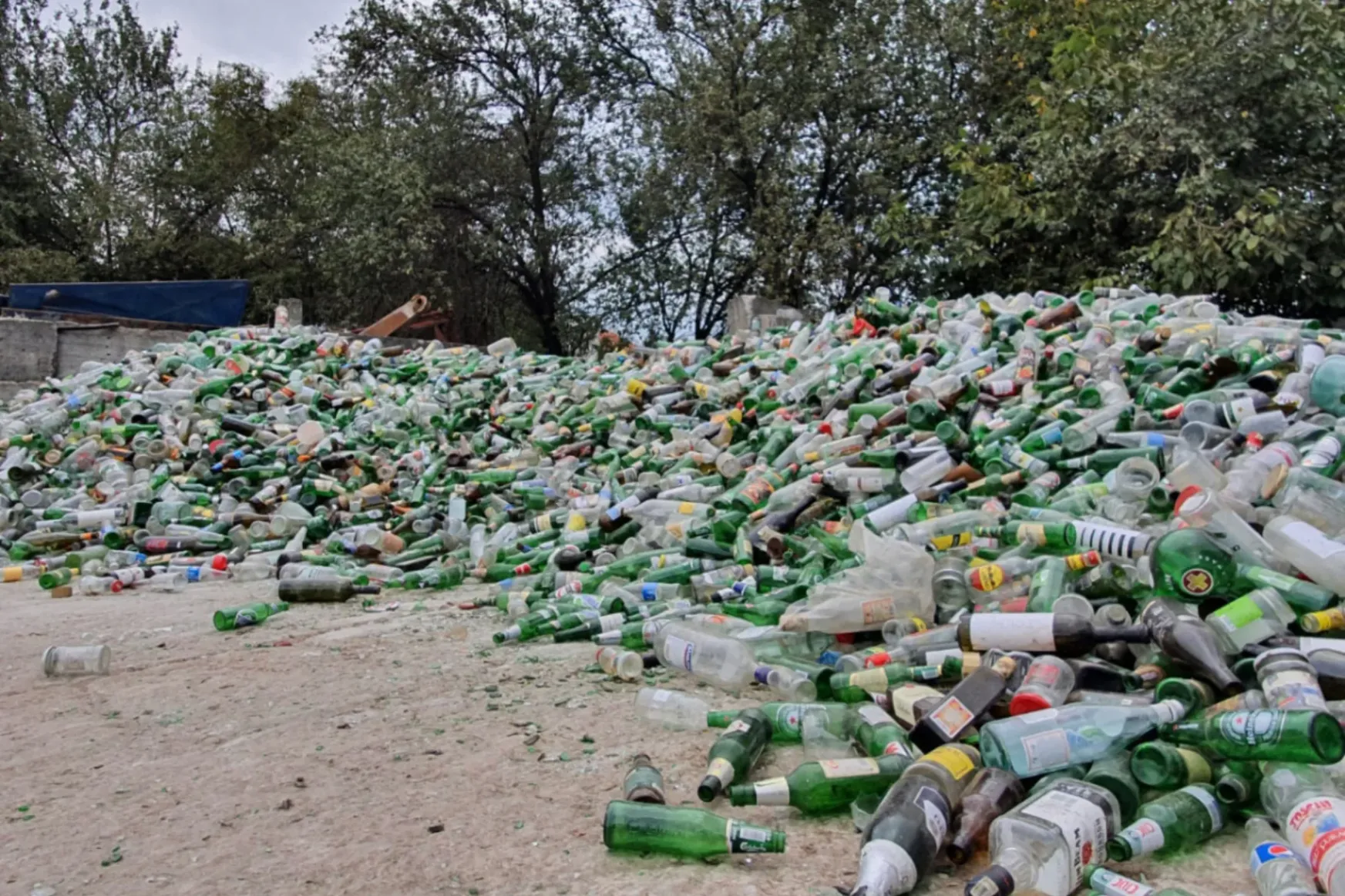 Bejött a szelektív hulladékgyűjtő akció Sepsiszentgyörgyön, ezúttal 62 ezer kg üveget cseréltek sörre és vízre