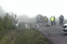 Két mikrobusz és egy platós autó ütközött, egy ember meghalt, nyolcan megsérültek