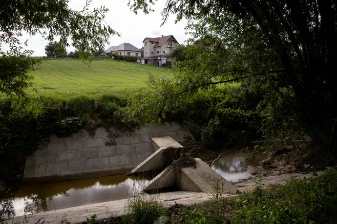 A faluban egy hordalékülepítő medencét is kiépítettek – Fotó: Ajpek Orsi / Telex