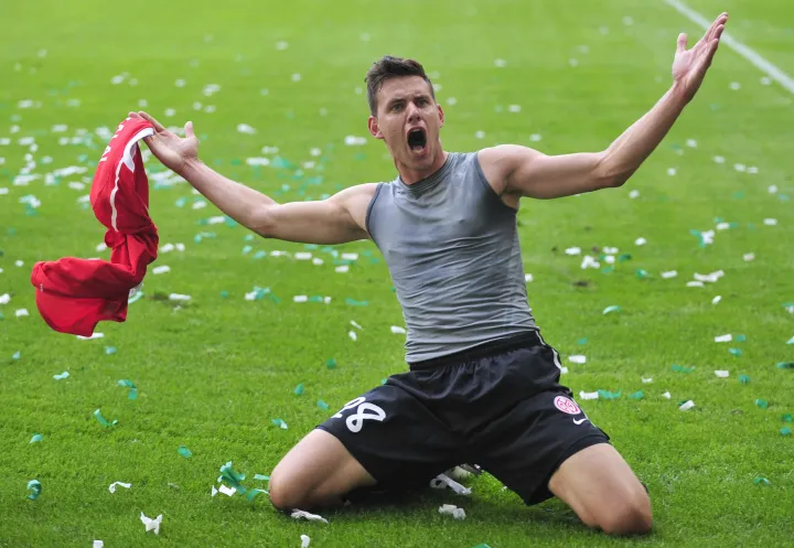 Szalai Ádám a Mainz játékosa ünnepel a győztes gól után a Bundesligában játszott Wolfsburg–Mainz-mérkőzésen, 2010. augusztus 28-án – Fotó: John Macdougall / AFP