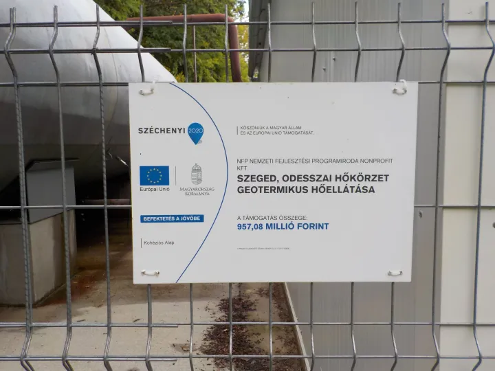A program egyik részének tájékoztató táblája egy elkészült termálkút kerítésén – Fotó: Móra Ferenc Sándor / Telex 