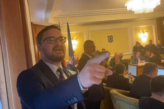 Heves viták és szitkozódások között mondtak le a képviselők a saját béremelésükről