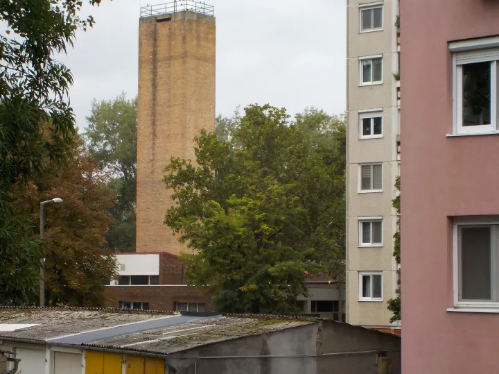 A hőközpont kéménye a panelházak között Újszegeden – Fotó: Móra Ferenc Sándor / Telex