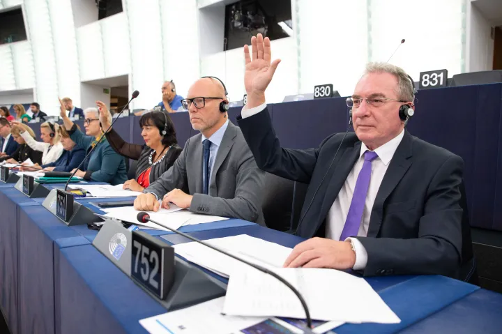 Winkler Gyula a jelentés ellen szavaz az EP-ben, 2022. szept. 15-én – Fotó: Fred Marvaux / Európai Parlament