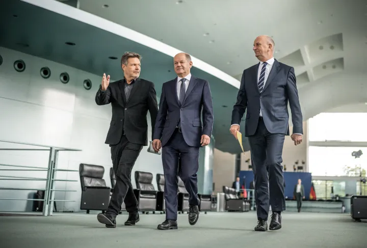 Robert Habeck szövetségi gazdasági és éghajlatvédelmi miniszter, Olaf Scholz német kancellár és Dietmar Woidke brandenburgi miniszterelnök a kelet-németországi finomítói telephelyeket és kikötőket érintő intézkedéscsomagról szóló sajtótájékoztatón, 2022. szeptember 16-án – Fotó: B: Michael Kappeler / AFP