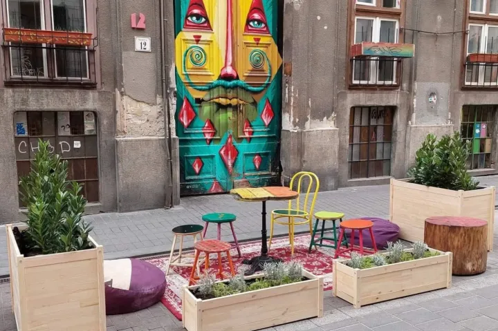 Egy hétig székek és asztalok állnak be tíz parkolóhelyre Budapest belvárosában