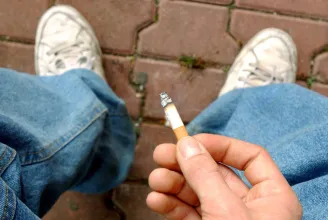 Új tervezet: 500 lejjel is bírságolhatják a közterületeken dohányzó kiskorúakat