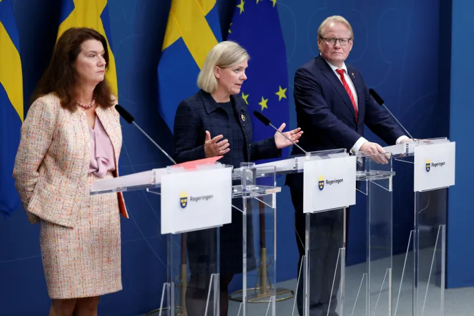 Ann Linde svéd külügyminiszter, Magdalena Andersson miniszterelnök és Peter Hultqvist védelmi miniszter sajtótájékoztatót tart az Északi Áramlat szivárgásáról – Fotó: Fredrik Persson / Tt News Agency / Reuters