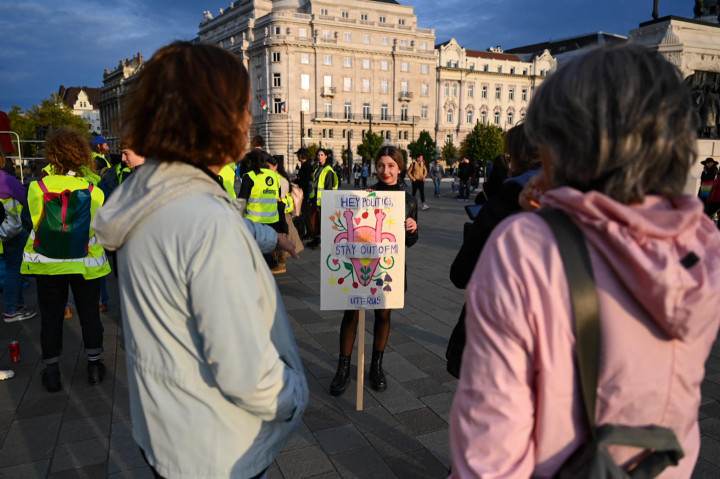 „Mit keres Pintér Sándor a méhemben?” – Budapesten tüntetnek az abortuszszabály szigorítása ellen