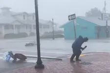 Majdnem felkapta a hurrikán az amerikai meteorológust, aki élő adásban rúgott tökön egy egyetemistát