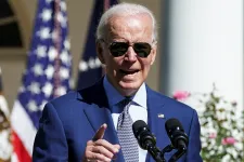 Joe Biden egy halott képviselőt keresett a tömegben a beszéde közben