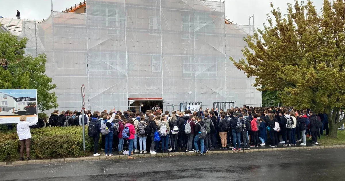 Kivonultak a diákok gödöllői Török Ignác Gimnáziumból a tarthatatlan állapotok miatt