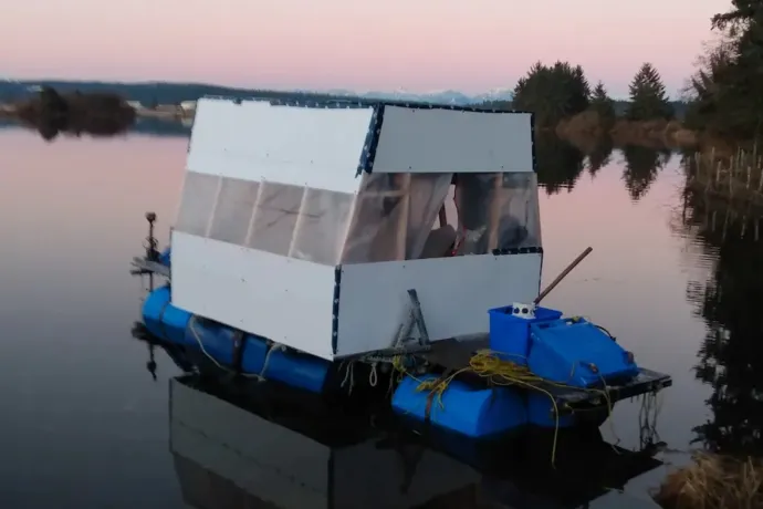 Megunta, hogy nem kap bérlakást, kukákból épített magának lakóhajót egy kanadai férfi