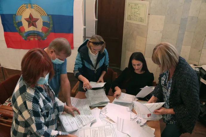 A választási bizottság tagjai az Ukrajna Oroszország által elfoglalt régióiból érkező menekültek szavazatait számolják egy szimferopoli szavazókörben szeptember 27-én – Fotó: AFP