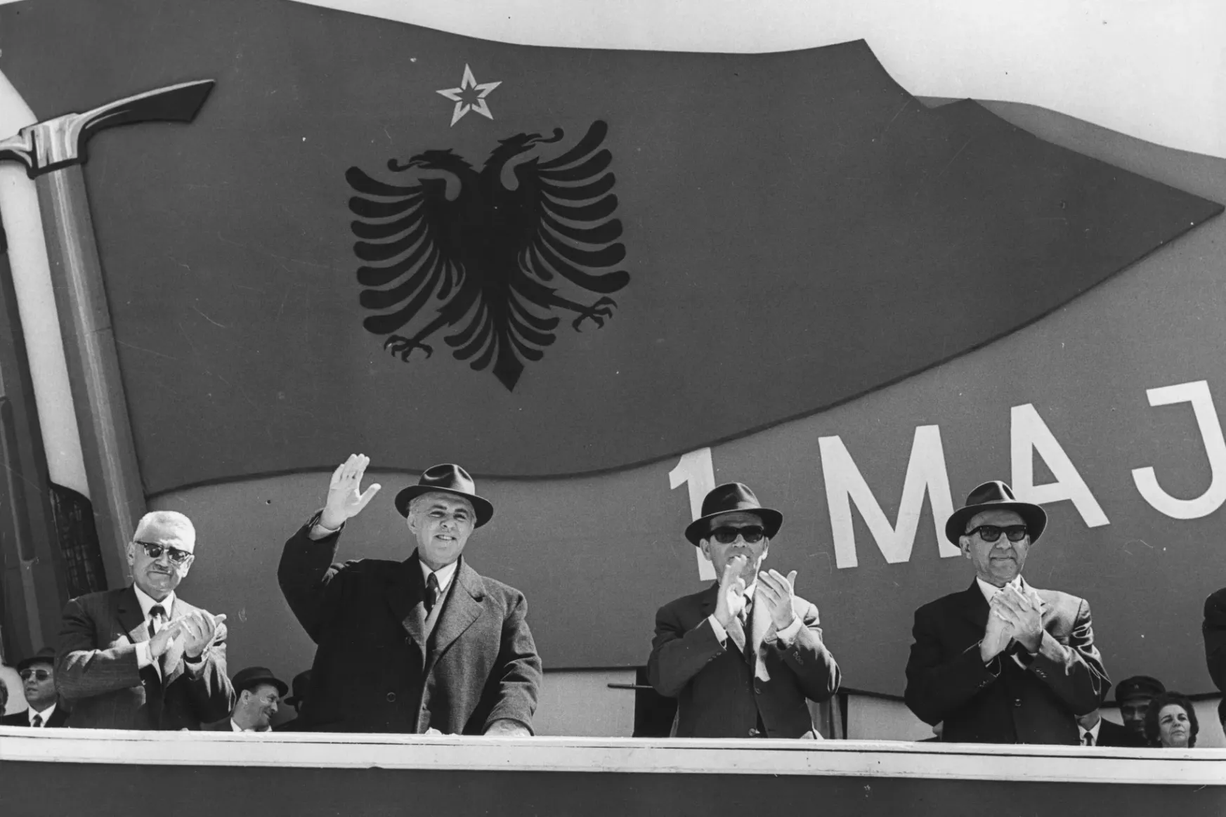 Az albán kommunisták ledarálás helyett tésztává gyúrták a kényes dokumentumaikat