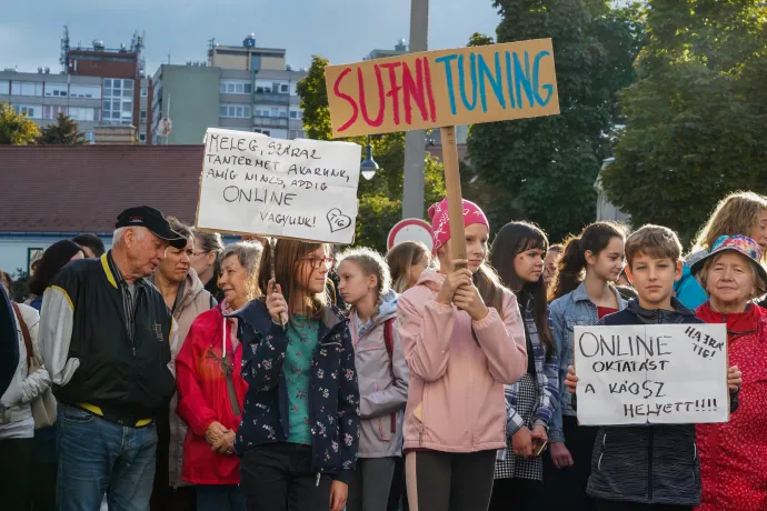 Szülők, tanárok, diákok demonstráltak a gimnázium épülete előtt – Fotó: Simor Dániel / Telex