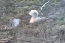 Videón, ahogy kilő egy orosz tank egy ukrán harckocsit