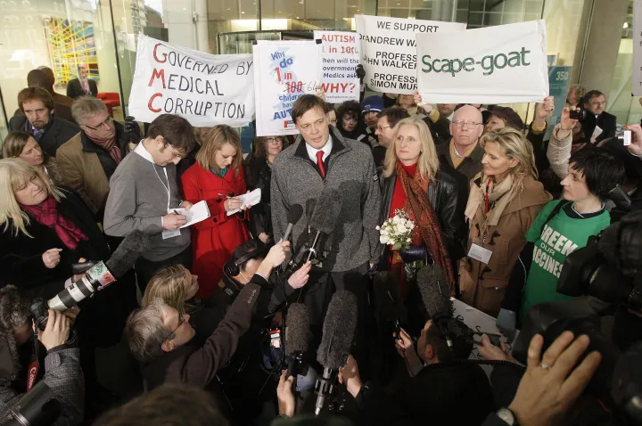 Andrew Wakefield válaszol a sajtó képviselőinek az Általános Orvosi Tanács épülete előtt Londonban, miután a testület elmarasztalta 2010. január 28-án – Fotó: Shaun Curry / AFP