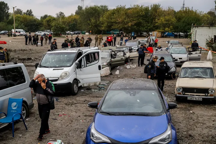 Az autókonvoj a rakétatámadás után az ukrajnai Zaporizzsjában 2022. szeptember 30-án – Fotó: Kateryna Klochko / AFP