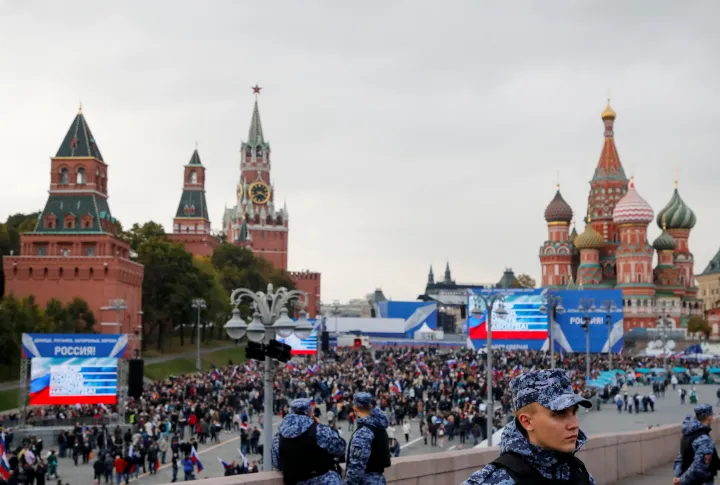 Rendfenntartók állnak őrt Moszkvában a Vörös Téren rendezett ünnepségen 2022. szeptember 30-án – Fotó: Reuters