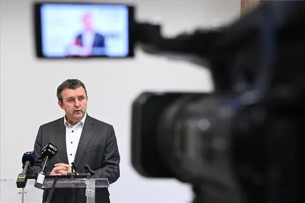 Megvizsgálja a kormány, hogyan menthetné meg a Dunaferrt