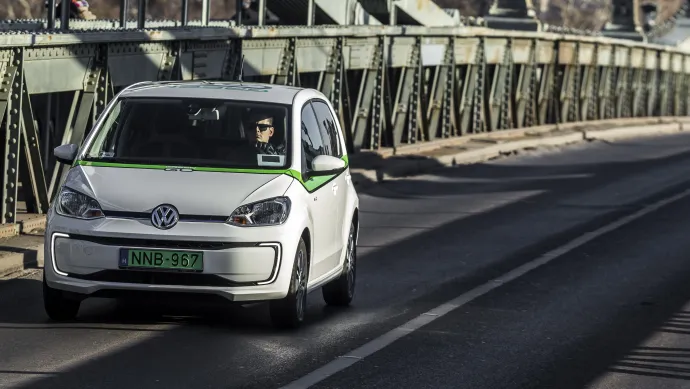 A közösségi autómegosztó szolgáltatás, a GreenGo egyik autója Budapesten. A kizárólag elektromos meghajtású autókkal a fővárosban indult, GPS-alapú szolgáltatás regisztráció után vehető igénybe – Fotó: Szigetváry Zsolt / MTI