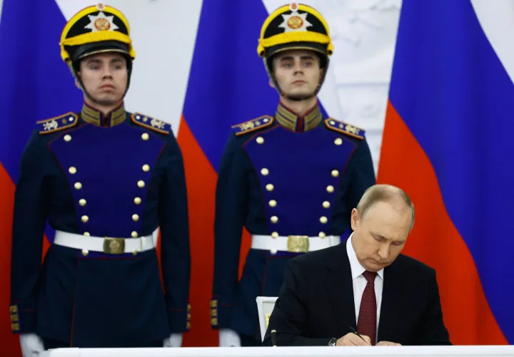 Vlagyimir Putyin orosz elnök aláírja a négy terület elcsatolását a Kremlben, Moszkvában 2022. szeptember 30-án – Fotó: Dmitry Astakhov / AFP