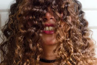 Hogy lehet a göndör hajjal igazán jól bánni? – egy évtizede hódít a Curly Girl Method