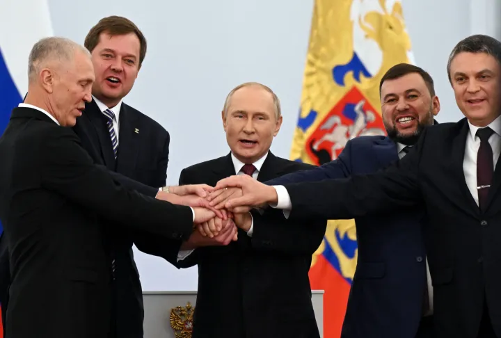 Vlagyimir Putyin a négy elcsatolt terület oroszbarát vezetőivel a Kremlben, miután aláírta a „Donyecki Népköztársaság”, a „Luganszki Népköztársaság”, valamint Herszon és Zaporizzsja területek Oroszországhoz csatolásáról szóló dokumentumot 2022. szeptember 30-án – Fotó: Mikhail Metzel / Sputnik / AFP