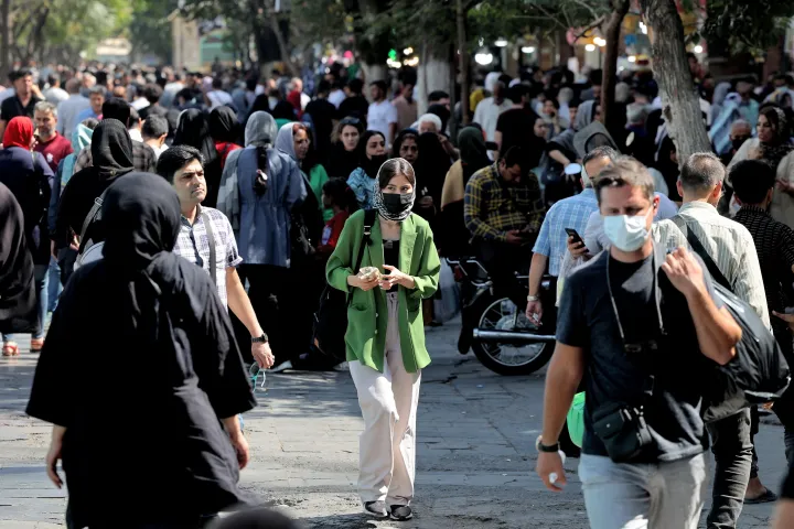 Vásárlók az iráni főváros, Teherán bazárjában 2022. szeptember 28-án, miután az iráni rendőrség szeptember 28-án arra figyelmeztetett, hogy "minden erejével" szembe fog szállni a nők által vezetett tüntetésekkel – Fotó: Atta Kenare / AFP