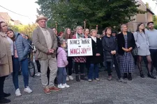 „Engedetlen szülők” demonstráltak a tanárokért öt kispesti iskola előtt