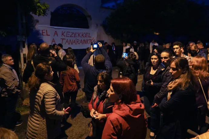 „El a kezekkel a tanárainktól!” – több százan tiltakoztak a Kölcsey Ferenc Gimnázium tanárainak kirúgása ellen