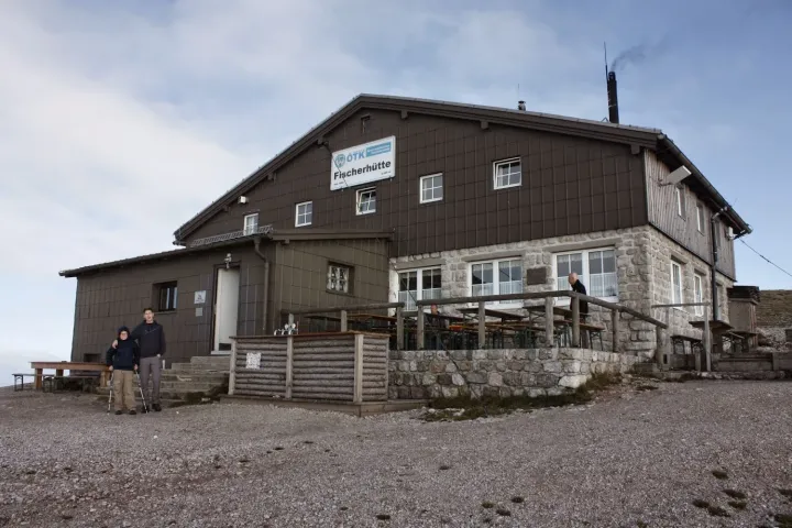Lent: a Fischerhütte, középen a Klosterwappen csúcskeresztje – Fotó: Tenczer Gábor / Telex