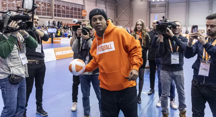 Ronaldinho a budapesti teqball-világbajnokság megnyitó sajtótájékoztatóján a Hungexpo G pavilonjában 2019. december 6-án – Fotó: Szigetváry Zsolt / MTI